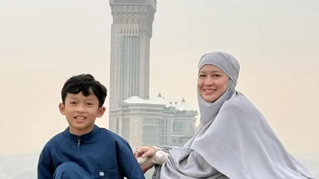 Momen kebersamaan Okie Agustina dan si bungsu di Tanah Suci. (credit: instagram.com/okieagustina_)