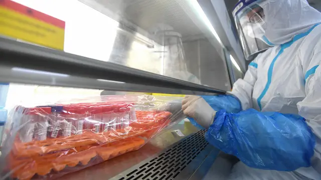 Mengintip Kesibukan Teknisi Laboraturium Pengujian COVID-19 di Wuhan