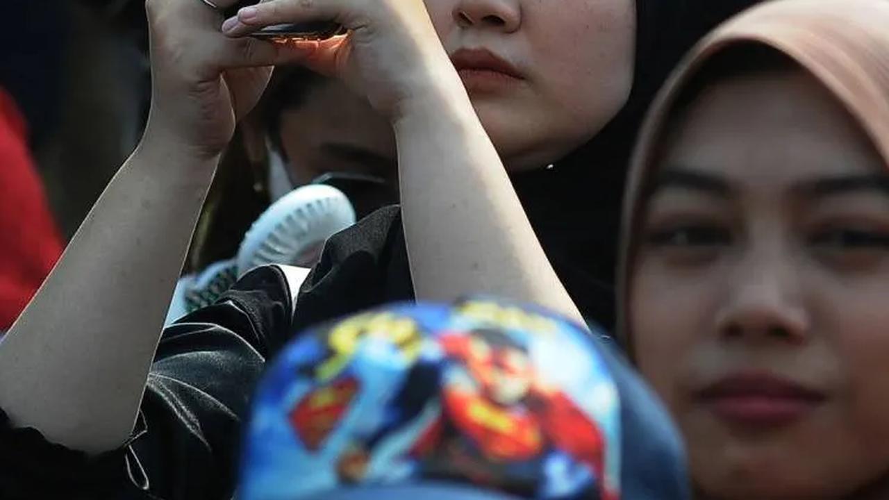 Warga juga antusias mengabadikan atraksi tersebut dengan kamera di ponselnya.