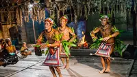 Masyarakat Mentawai sedang menari. (Shutterstock/GUDKOV ANDREY)