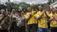 Kapolri, Tito Karnavian, bersama pemain Bhayangkara FC merayakan gelar juara di PTIK, Jakarta, Selasa (12/12/2017). Menjadi juara Liga 1, pemain dan official Bhayangkara mendapatkan penghargaan dari Polri. (Bola.com/Vitalis Yogi Trisna)