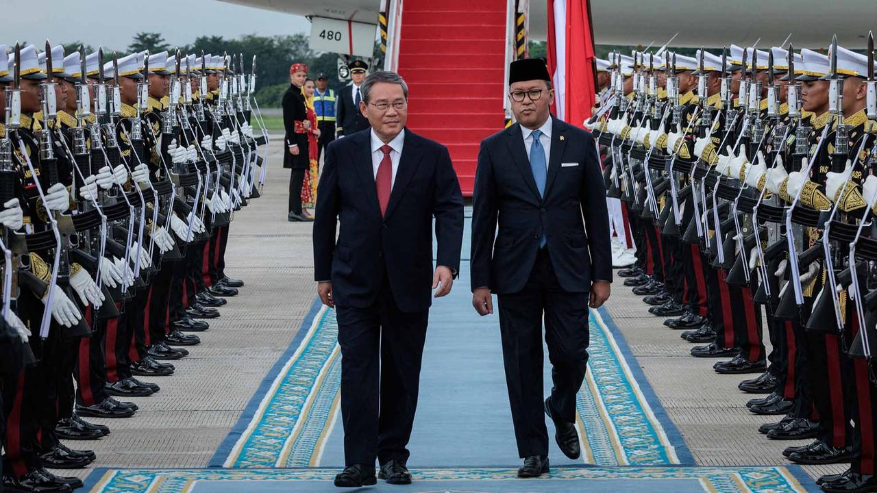 FOTO: Menteri Investasi Rosan Menyambut Kedatangan PM China Li Qiang