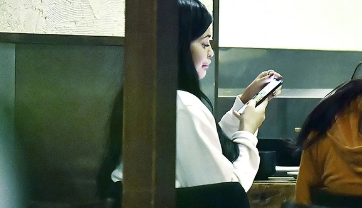 Kylie tertangkap tengah makan bersama sahabatnya Jordyn Woods. Terlihat bibirnya lebih besar dari biasanya dan membuat selebriti itu terlihat aneh. (HollywoodLife)