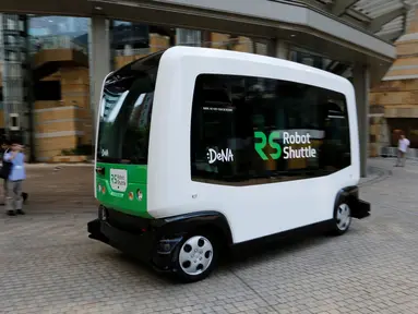 Robot Shuttle saat didemonstrasikan di Tokyo, Jepang, Kamis (7/7). Robot Shuttle adalah bus kemudi otomatis sehingga tak membutuhkan sopir untuk pengoperasiannya. (REUTERS / Toru Hanai)