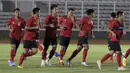 Pemain Timnas Indonesia saat latihan di Stadion Madya, Jakarta, Kamis, (20/2/2020). Para pemain timnas membuka sesi latihan kali ini dengan santai dan ceria. (Bola.com/M Iqbal Ichsan)