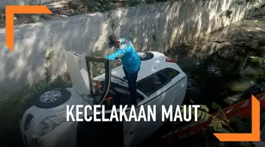 Seorang sopir tewas saat hendak memarkirkan mobilnya di depan ruko. Kendaraan tak bisa dikendalikan hingga jatuh terjerembab ke sungai.