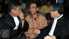 Terdakwa korupsi Dana Operasional Menteri (DOM) dan gratifikasi pada Kementerian ESDM dan Kemenbudpar, Jero Wacik berbincang dengan kuasa hukumnya disela sidang pemeriksaan terdakwa di Pengadilan Tipikor, Jakarta, Senin (11/1). (Liputan6.com/Helmi Afandi)