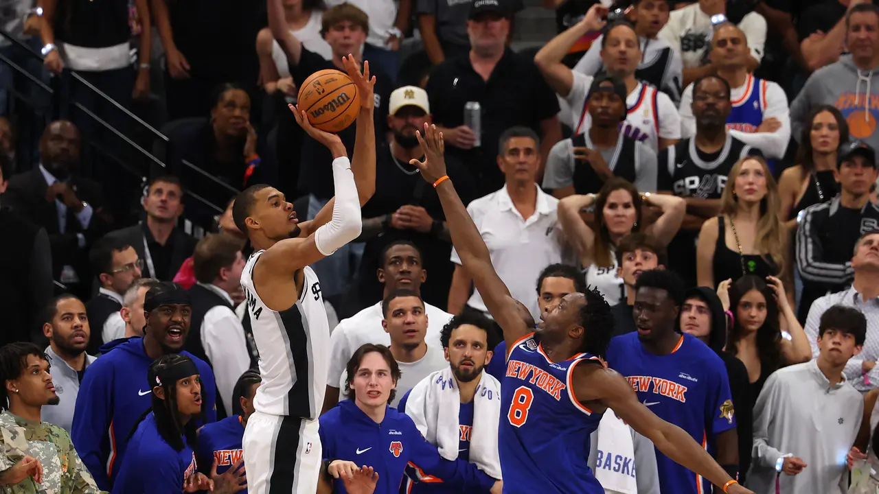 Duel sengit pemain Spurs Victor Wembanyama dengan OG Anunoby dari Knicks di game 2 NBA Finals 2026