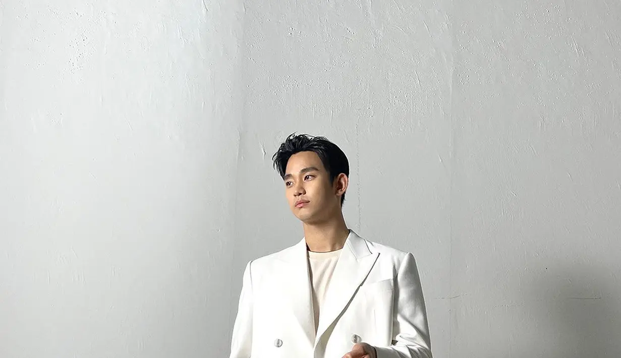 Kali ini, Kim Soo Hyun terlihat rupawan dalam balutan outfit serba putih. Ia memadukan kaus putih dengan setelan blazer dan celana panjang yang juga berwarna putih. [Foto: Instagram/soohyun_k216]