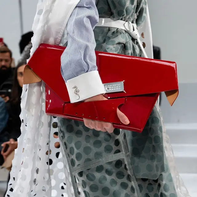 Tren aksesori di Paris Fashion Week