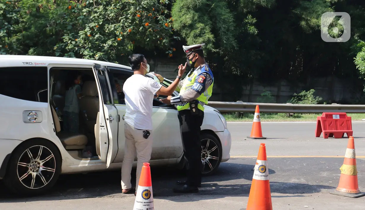 Petugas kepolisian berbincang dengan pengendara di pos penyekatan pemudik Tol Cikarang Barat, Kabupaten Bekasi, Jawa Barat, Minggu (9/5/2021).Petugas gabungan memperketat pemeriksaan dokumen kendaraan yang melintasi pos penyekatan pemudik jelang H-3  Idul Fitri 1442 H. (Liputan6.com/Herman Zakharia)
