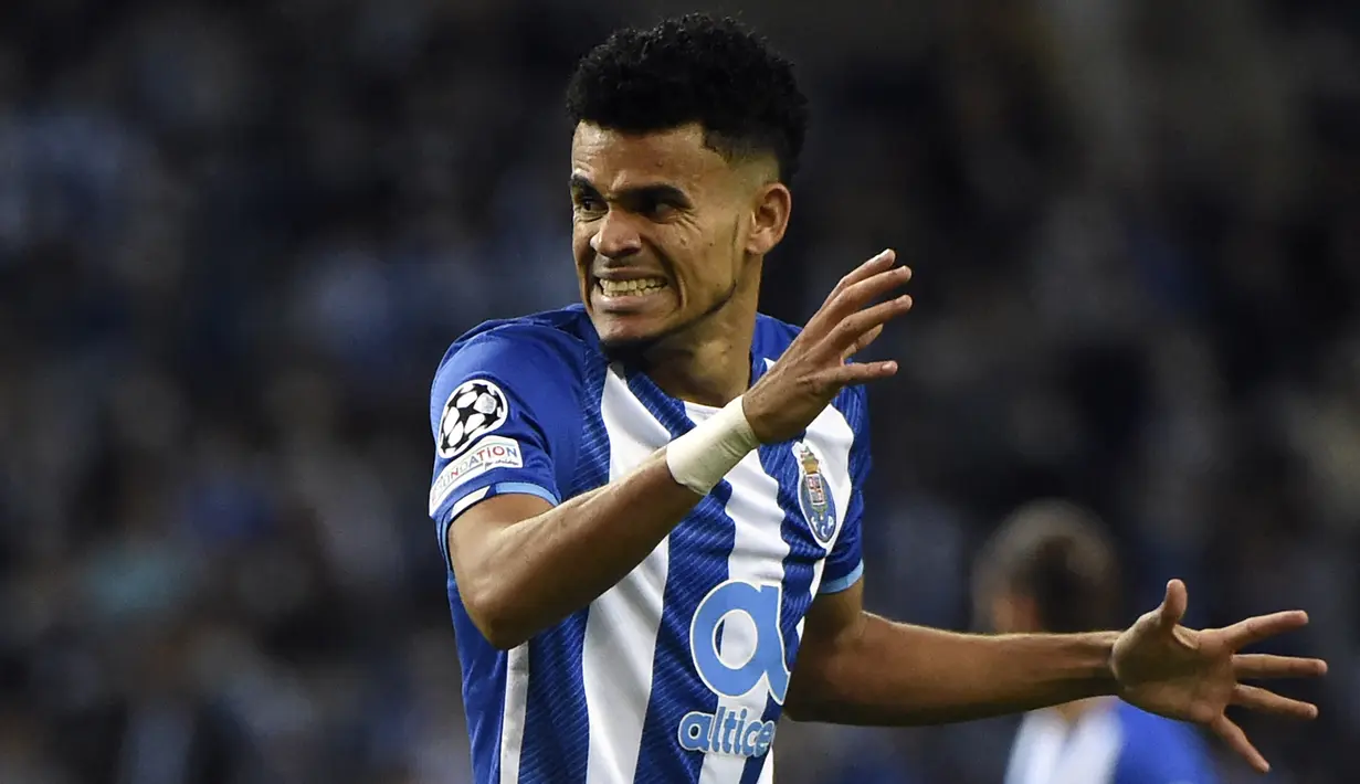Porto hampir menyamakan kedudukan pada menit ke-38. Tembakan yang dilepaskan Luis Diaz ke arah pojok kanan bawah gawang Liverpool masih terlalu lemah dan dengan mudah diantisipasi Alisson Becker. (AFP/Miguel Riopa)