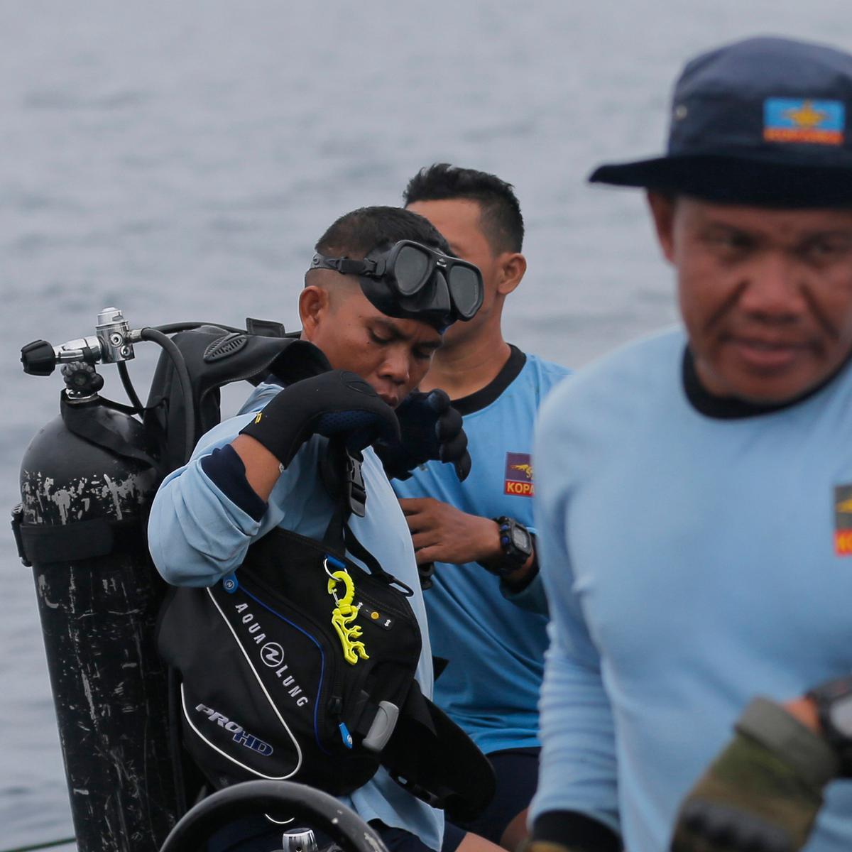 Aksi Pasukan Katak TNI AL Cari Korban Lion Air JatuhAksi Pasukan Katak TNI AL Cari Korban Lion Air Jatuh