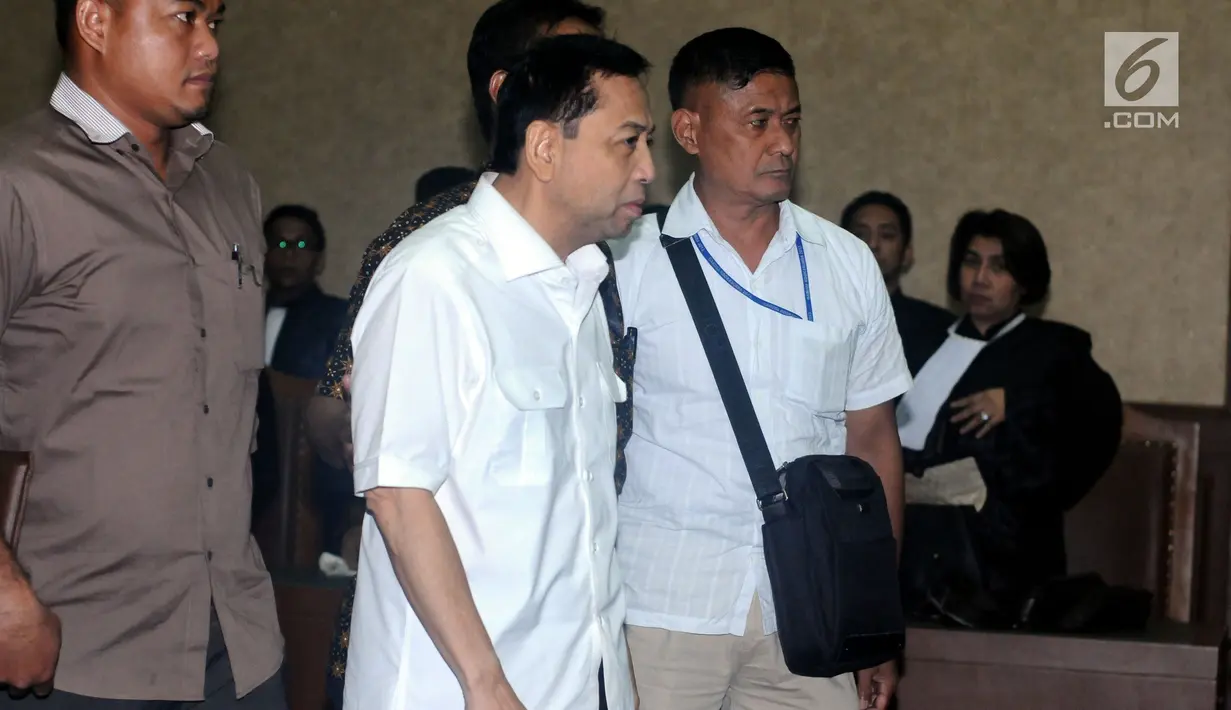 Terdakwa korupsi proyek E-KTP Setya Novanto dibawa petugas usai mengikuti sidang perdana di Pengadilan Tipikor, Jakarta, Rabu (13/12). Sidang mendengarkan pembacaan dakwaan oleh JPU KPK. (Liputan6.com/Helmi Fithriansyah)