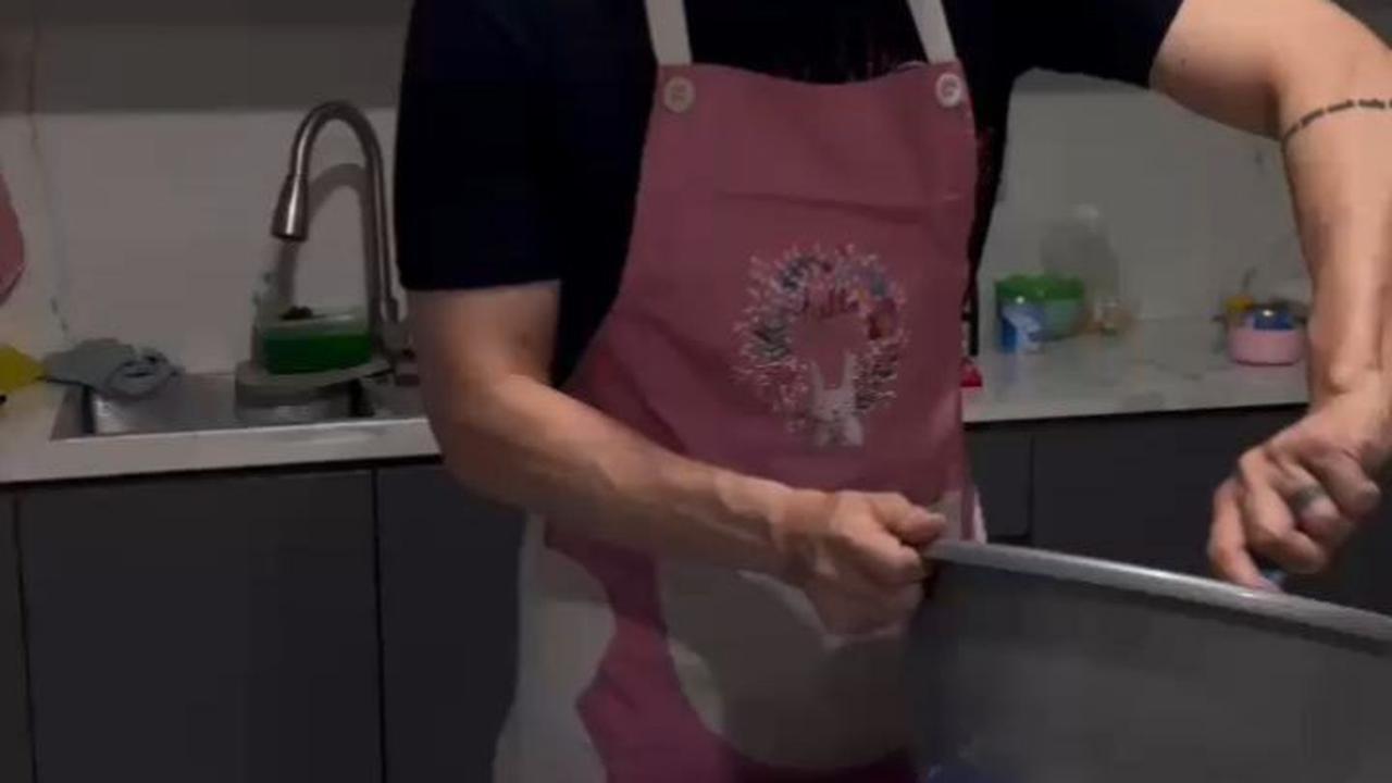 Ganteng dan Gagah, Ternyata Okan Cornelius Juga Jago Bikin Kue - Ini Aksinya saat Buat Lapis Legit