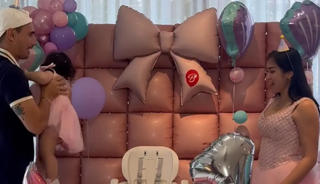 “Buat mama dan papa, Hagia adalah hadiah manis dari Tuhan dalam rumah tangga kami. Dengan hadirnya Hagia, memberikan kehangatan, kelembutan dan irama harmoni yang indah. Setahun sudah kita bersama, cintaku padamu tumbuh setiap harinya terus menerus selalu selamanya! We love you Hagia,” tulis Jessica Iskandar di media sosialnya  [@inijedar]