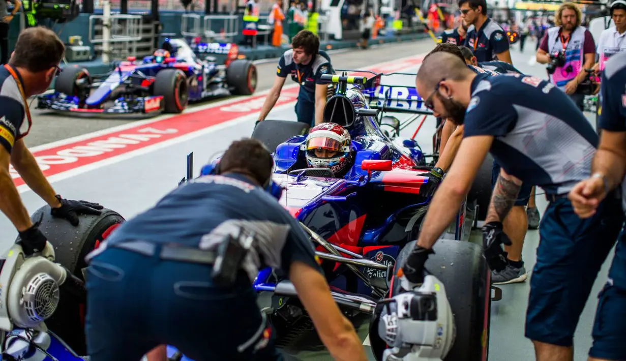 Sean Gelael masuk pit lane saat melakukan debutnya pada sesi tes bebas pertama bersama tim Toro Roso di F1 GP Singapura (16/9/2017). Sean tampil tenang tanpa masalah pada debut tersebut. (Bola.com/Toro Roso)