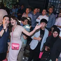 Pada perayaan ulang tahun ini, ia dibantu oleh sang suami Aufar. Beberapa selebriti dan kerabat dekat terlihat hadir dalam perayaan ulang tahun tersebut. (Instagram/ollaramlanaufar)