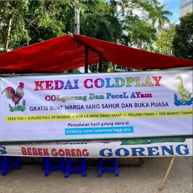 6 Potret Aksi Orang demi Bisa Nonton Coldplay Ini Kocak, Beragam Cara Dilakukan