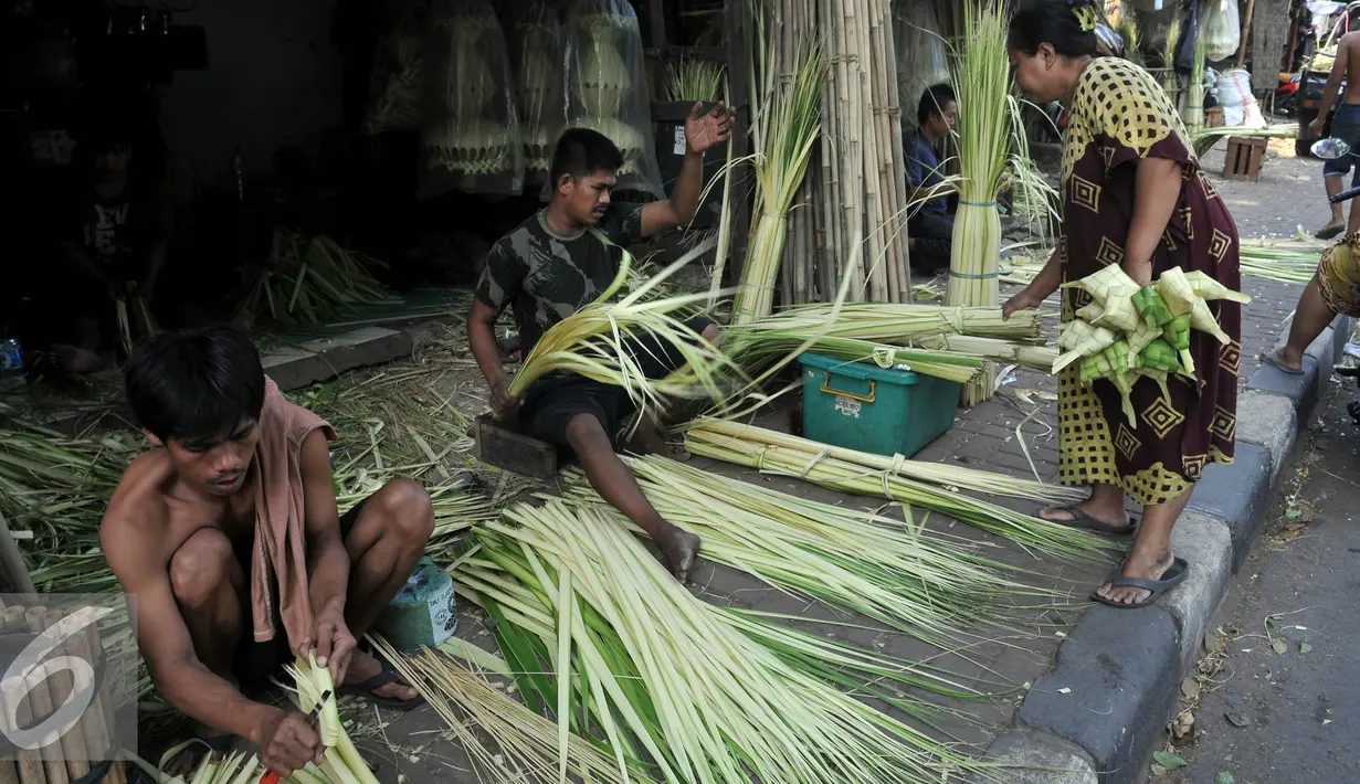 Pembeli memilih daun ketupat di Pasar Palmerah, Jakarta, Rabu (23/9/2015). Jelang Hari Raya Idul Adha 1436 H Permintaan Daun Ketupat Meningkat dengan harga penjualan 1 ikat (Isi 10 daun ketupat) seharga sepuluh ribu rupiah. (Liputan6.com/Johan Tallo)