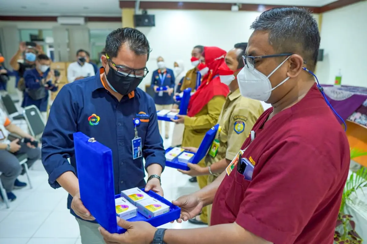 Bantuan vitamin dan sumplemen dari Kimia Farma ke Tenaga Kesehatan (nakes)