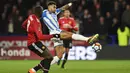 Pemain Huddersfield, Danny Williams membuang bola dari kejaran Romelu Lukaku (kiri) pada putaran kelima Piala FA di John Smith stadium, Huddersfield, (17/2/2018). Manchester United menang 2-0. (AFP/Oli Scarff)