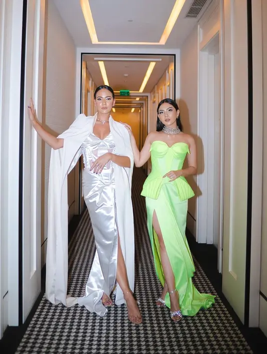 Jessica Mila berfoto bareng pemain lain dari Film Perfect Stranger, Nadine Alecandra Dewi di sebuah lorong. Mereka berdua terlihat cantik berbalut busana dress mewah. Jessica stunning dengan dress hijau stabilo, Nadine pun gorgeous dalam busana putih yang ia kenakan. (Instagram/jscmila)