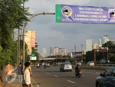 Sebuah spanduk uji coba penghapusan kawasan 3 in 1 terpasang di jalan Gatot Subroto, Jakarta, Minggu (3/4/2016). Uji coba penghapusan kawasan 3 in 1 akan dilakukan pada hari selasa (5/4) selama sepekan. (Liputan6.com/Herman Zakharia)