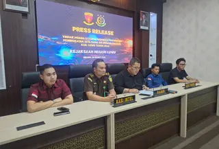 Kejari Luwu menetapkan lima orang sebagai tersangka dalam perkara dugaan tindak pidana korupsi P3-TGAI Tahun Anggaran 2024 di Kabupaten Luwu, Sulawesi Selatan. (Liputan6.com/Eka Hakim)