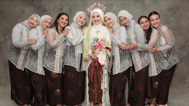 Model Kebaya Brokat Simpel Amanda Manopo saat Jadi Bridesmaid