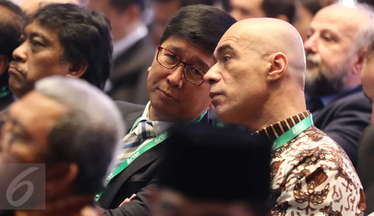 Wakil Direktur Utama PT EMTEK Tbk Sutanto Hartono berbincang disela acara Konferensi Internasional dan Pertemuan Tahunan ke-5 OIC Broadcasting Regulation Authorities Forum (IBRAF) di Kota Bandung, Rabu (22/2). (Liputan6.com/Helmi Afandi)