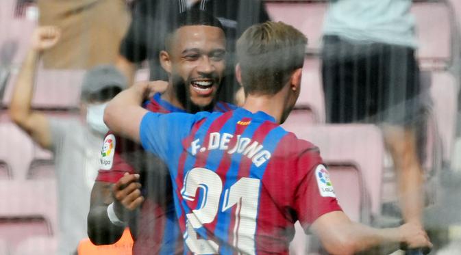Memphis Depay dan Frenkie de Jong - Barisan lini serang Barcelona kini kental dengan aura Timnas Belanda. Depay dan De Jong saat ini tengah berjuang bersama membawa kembali masa kejayaan Barcelona. (AFP/Lluis Gene)