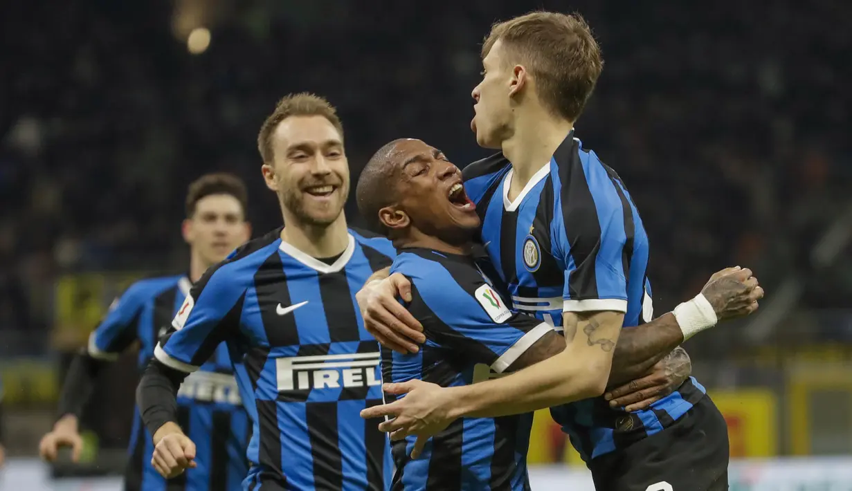 Para pemain Inter Milan merayakan gol yang dicetak oleh Nicolo Barella ke gawang Fiorentina pada laga Coppa Italia di Stadion San Siro, Rabu (29/1/2020). Inter Milan menang 2-1 atas Fiorentina. (AP/Luca Bruno)