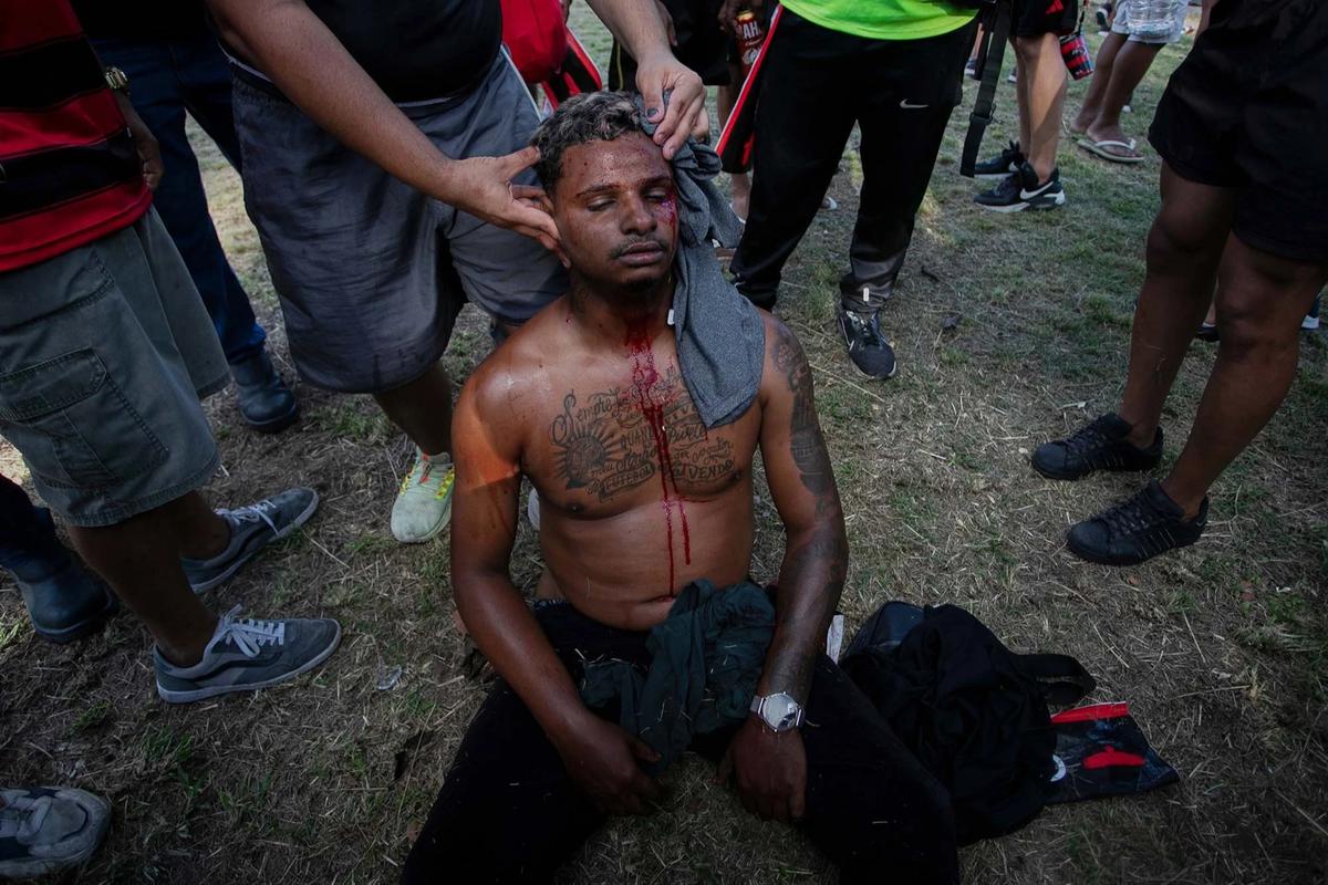 FOTO: Bentrokan Polisi dan Suporter Warnai Keberangkatan Flamengo
