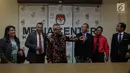 Ketua KPU Republik Indonesia Arief Budiman (tengah) memberikan penjelasan kepada Presiden Komisaris KPU Timor Leste Alcino De Aralijo Baris (ketiga kanan) bersama jajarannya di gedung KPU, Jakarta, Rabu (22/11). (Liputan6.com/Faizal Fanani)