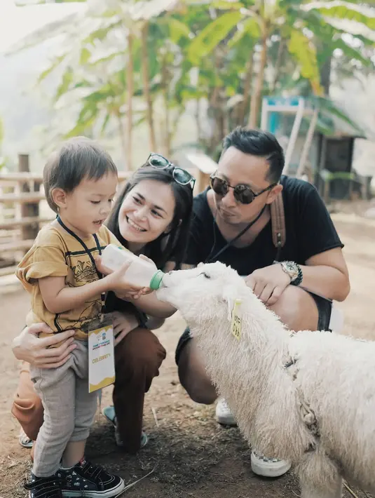 Pasangan selebriti Sabai Morscheck dan Ringgo Agus Rahman tengah menikmati perannya sebagai orang tua. Apalagi putranya, Bjorka Peter Morsheck berusia dua tahun sedang lucu dan menggemaskan. (Instagram/sabaidieter)