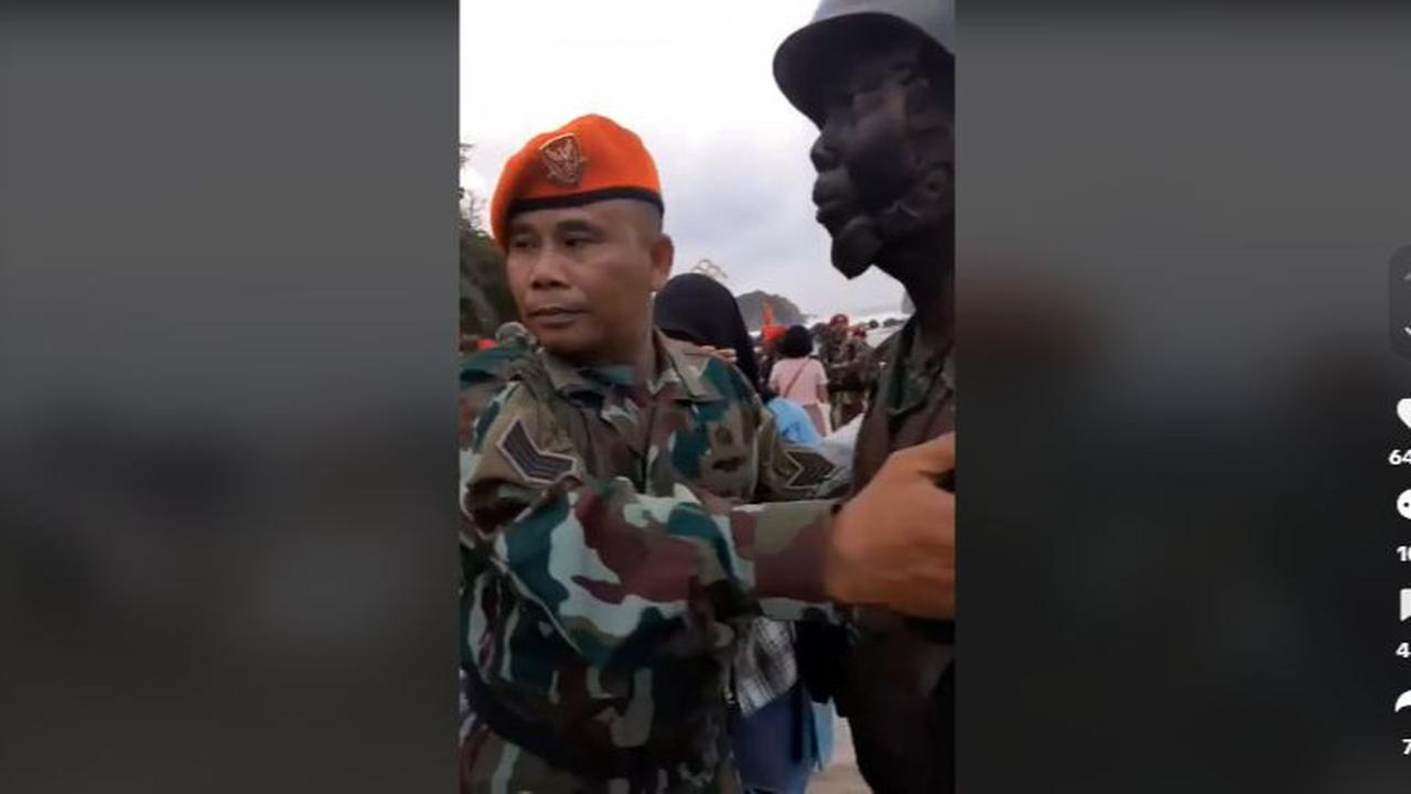 Sama-sama Pasukan Elite TNI, Momen Ayah Kopasgat Pasangkan Baret Merah ke Anak Lulus Pendidikan Kopassus