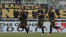 Gelandang Tira Persikabo, Wawan Febriyanto, merayakan gol yang dicetaknya ke gawang Tira Persikabo pada laga Shopee Liga 1 di Stadion Pakansari, Bogor, Kamis (24/10). Arema tahan  imbang 1-1 Tira Persikabo. (Bola.com/Yoppy Renato)