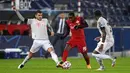 Pemain RB Salzburg Mohamed Camara (tengah) menggiring bola melewati pemain Bayern Munchen Lucas Hernandez (kiri) dan David Alaba (kanan) pada pertandingan Grup A Liga Champions di Salzburg, Austria, Selasa (3/11/2020). Bayern Munchen menang 6-2. (AP Photo/Andreas Schaad)