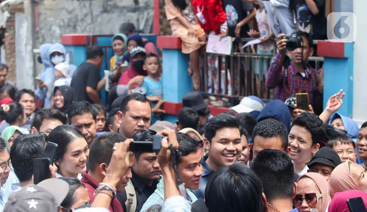 Setelahnya, Gibran terus berjalan menyusuri gang-gang di daerah Warakas. Dia menyambangi rumah rumah warga sambil berbincang bincang sejenak. (Liputan6.com/Herman Zakharia)
