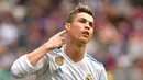 Pemain Real Madrid, Cristiano Ronaldo mengacungkan jari telunjuknya usai mencetak gol ke gawang Eibar pada laga La Liga di Stadion Ipurua, Eibar. Sabtu (10/3). Dua gol Ronaldo membuat Real Madrid memenangkan pertandingan. (ANDER GILLENEA/AFP)
