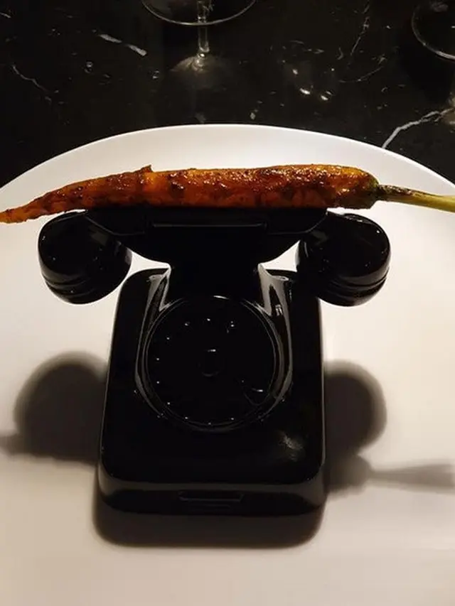 potret nyeleneh restoran sajikan makanan