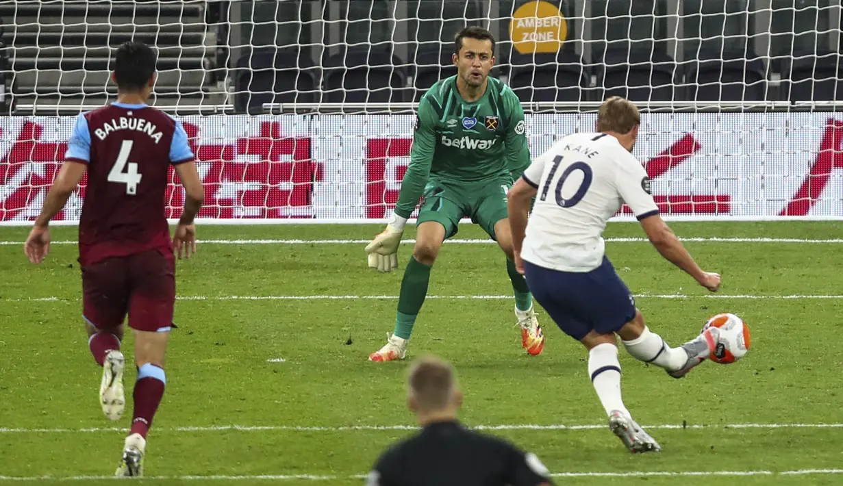 Striker Tottenham Hotspur, Harry Kane, mencetak gol ke gawang West Ham United pada laga Premier League di Stadion Tottenham Hotspur, Selasa (23/6/2020). Tottenham menang 2-0 atas West Ham. (AP/Julian Finney)