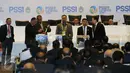 Panitia pemilihan mengecek keabsahan surat suara pemilihan Ketua Umum PSSI 2016-2020 di Jakarta, Kamis (10/11). Edy Rahmayadi terpilih menjadi Ketua Umum PSSI melalui voting tertutup yang diikuti 107 pemilik suara. (Liputan6.com/Helmi Fithriansyah)