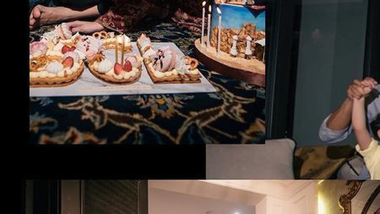 BCL tampak mendapat beberapa kue ulang tahun. Ada yang berbentuk masjid, ada juga yang berbentuk huruf inisial namanya, BCL.