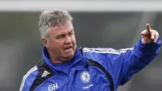 Chelsea's manager Guus Hiddink during a training session at Chelsea's training facility in Cobham, on April 17, 2009 ahead of Saturday's FA cup semi-final against Arsenal at Wembley. AFP PHOTO/Glyn Kirk