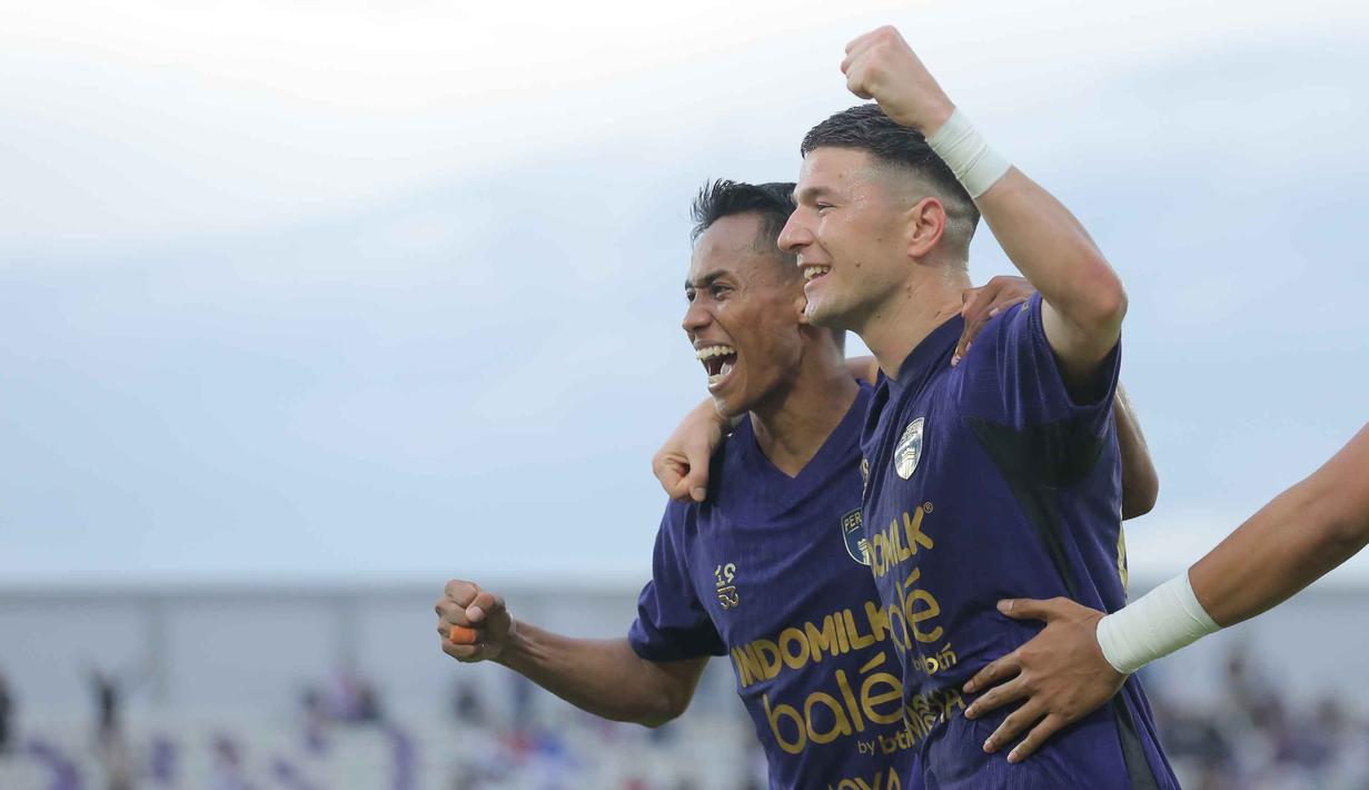 Hasil pertandingan ini tidak merubah posisi Borneo FC di puncak dengan perolehan 37 poin dari 17 laga. Sementara, Persita berada di peringkat 5 klasemen sementara setelah mengumpulkan 31 nilai dalam 17 pertandingan, dan telah mencatatkan empat kemenangan beruntun. Tampak dalam foto, pemain Persita, Aleksa Andrejic (kedua kiri) merayakan golnya ke gawang Borneo FC pada pertandingan pekan ke-17 BRI Super League 2025/2026 di Stadion Indomilk Arena, Tangerang, Banten, Jumat (9/1/2026). (Bola.com/Bagaskara Lazuardi)