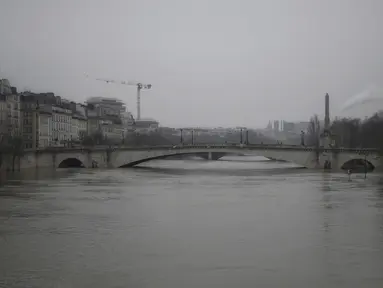 Tepian sungai Seine yang banjir di Paris, Senin (8/2/2021).  Jalanan Paris dibanjiri air luapan Sungai Seine hari ini setelah banjir di seluruh Eropa menyebabkan sungai meluap. (AP Photo/Thibault Camus)