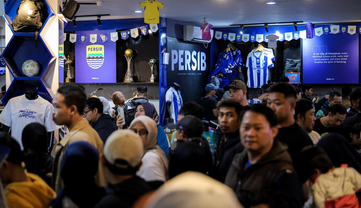 Suporter tim Maung Bandung memadati Persib Store di Kota Bandung, Jawa Barat, Sabtu (23/5/2026). (Bola.com/Bagaskara Lazuardi)