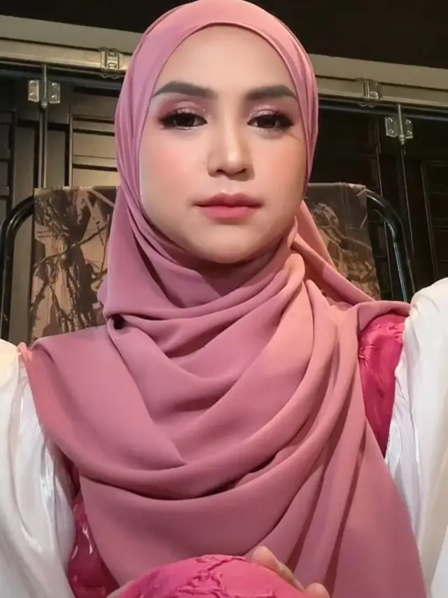 Ria Ricis belum lama ini mengunggah video barunya di media sosial, netizen pun salfok dikira Irish Bella